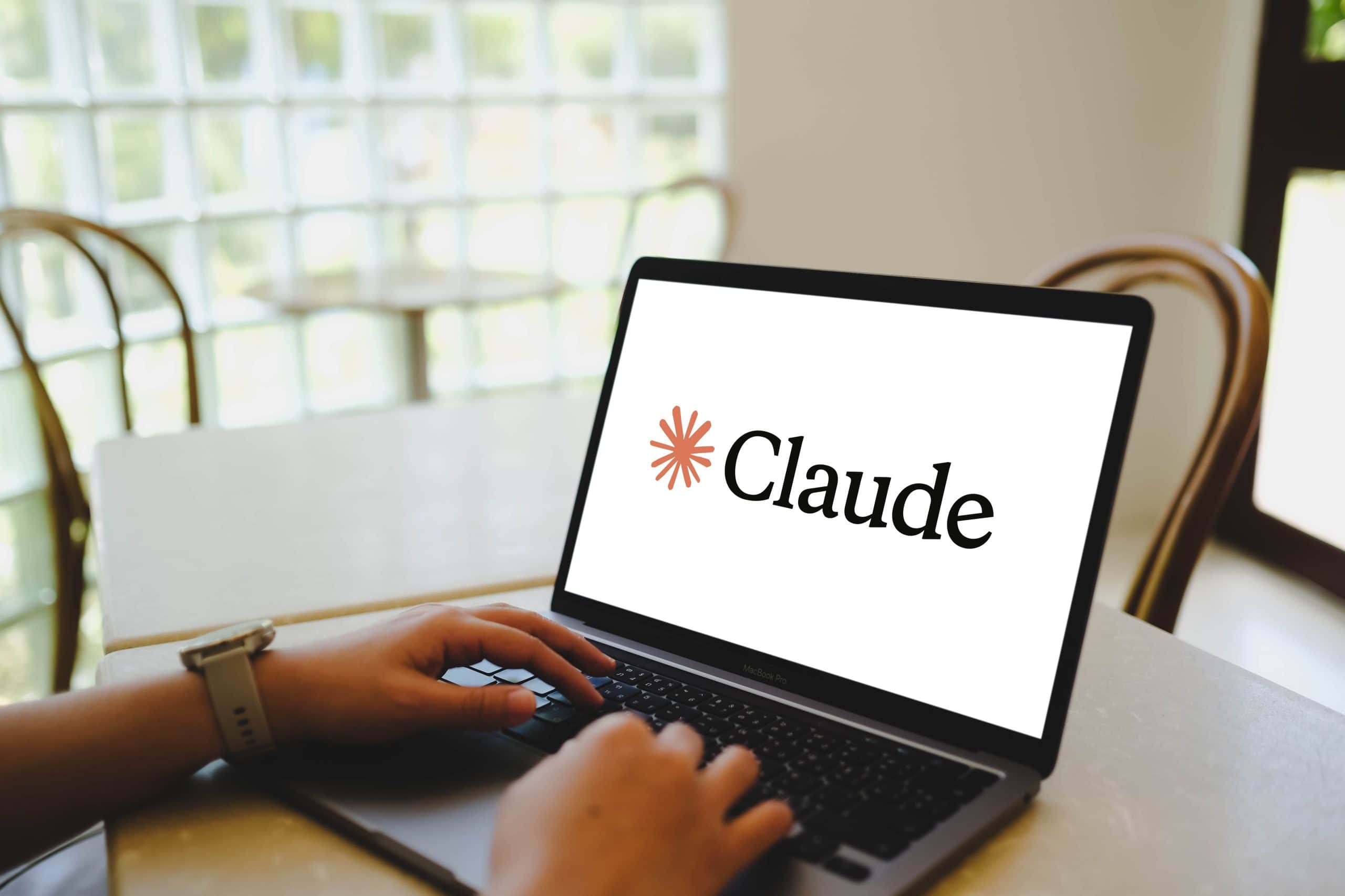 Das Bild zeigt das Claude-Logo auf einem Bildschirm