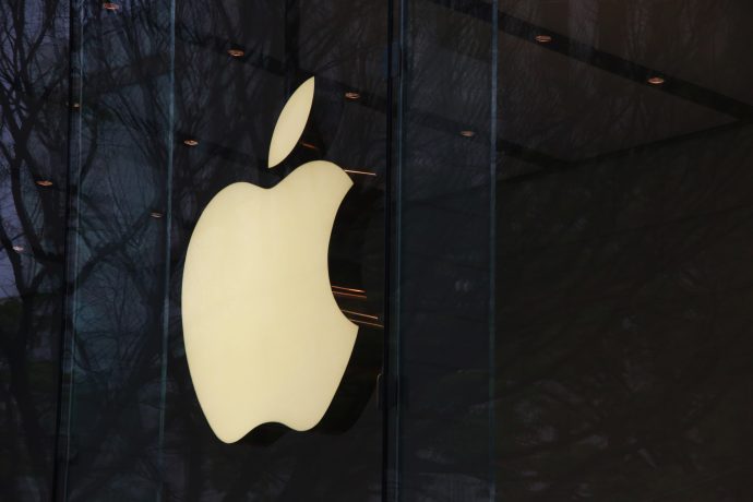 Das Apple-Logo auf einer Glasfassade.