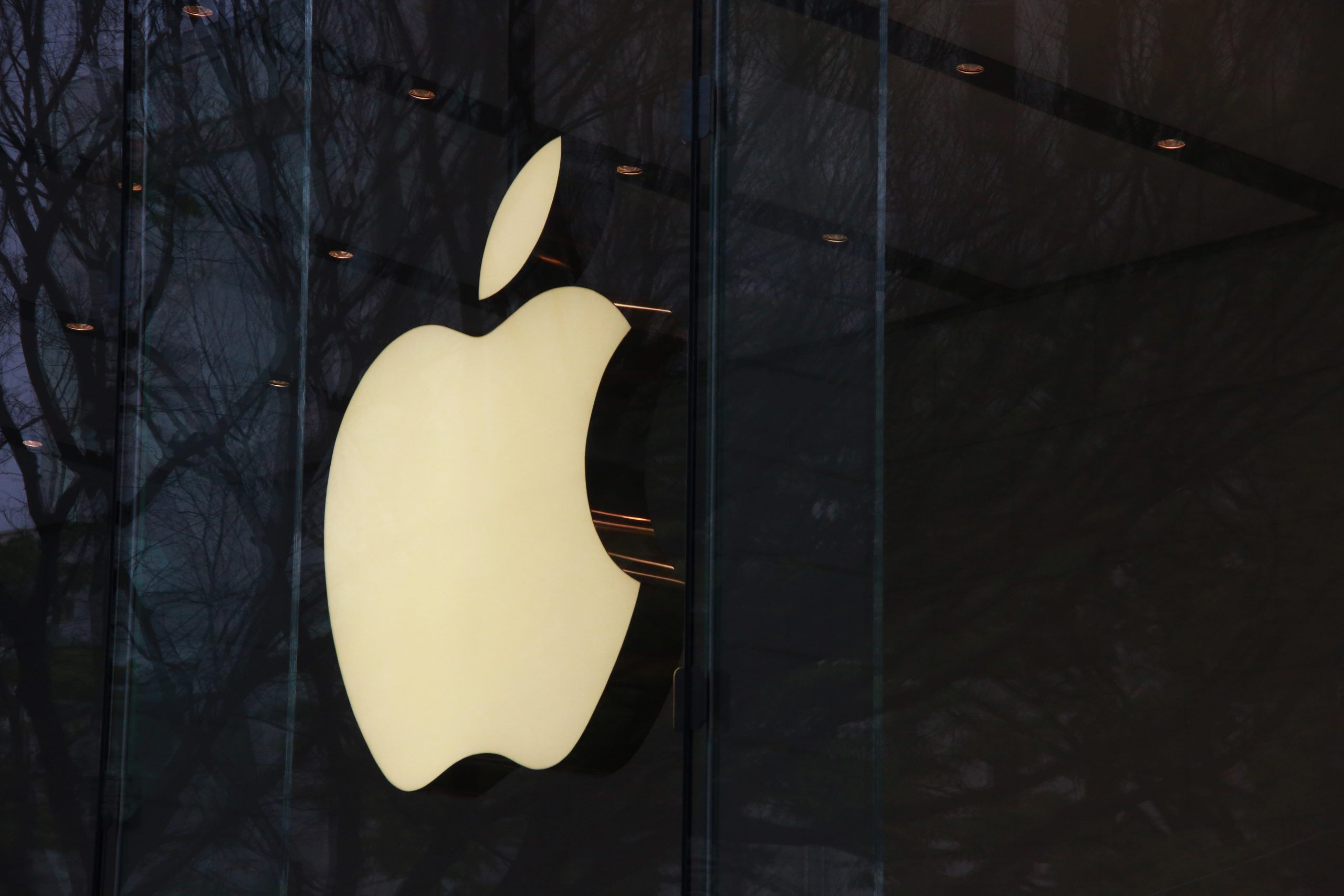 Das Apple-Logo auf einer Glasfassade.