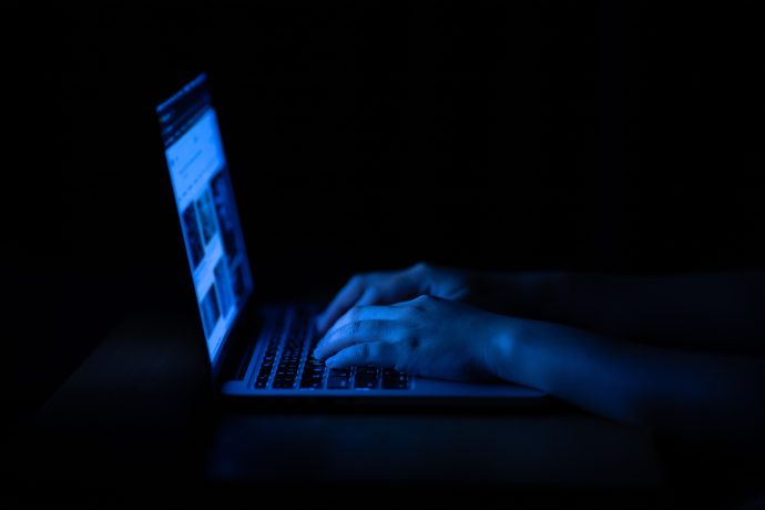 Eine Person sitzt am Laptop