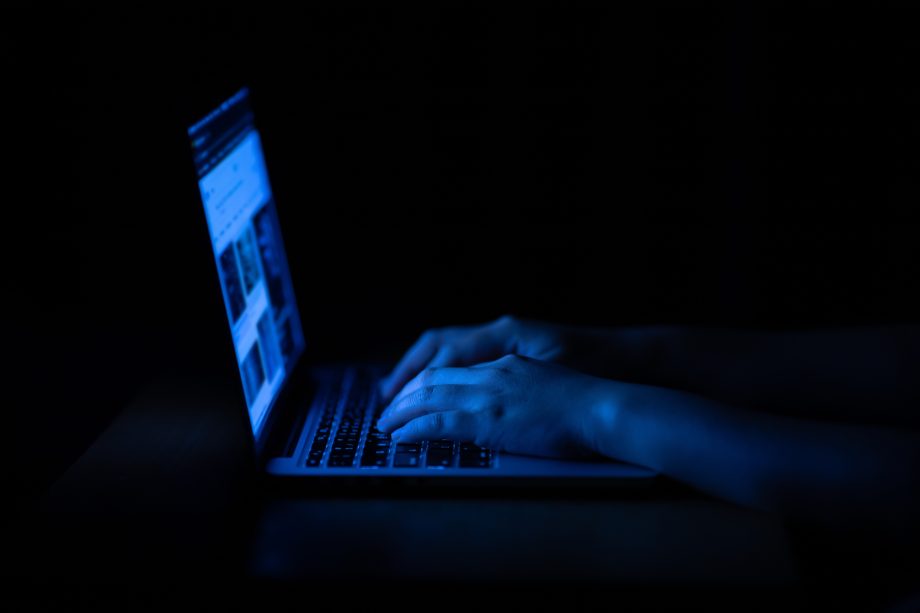 Eine Person sitzt am Laptop