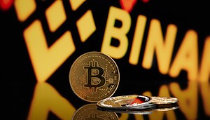 Bitcoin vor dem Binance-Logo.
