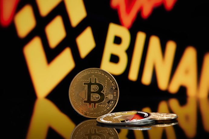 Bitcoin vor dem Binance-Logo.