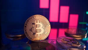 Eine Bitcoin-Münze vor einem Chart