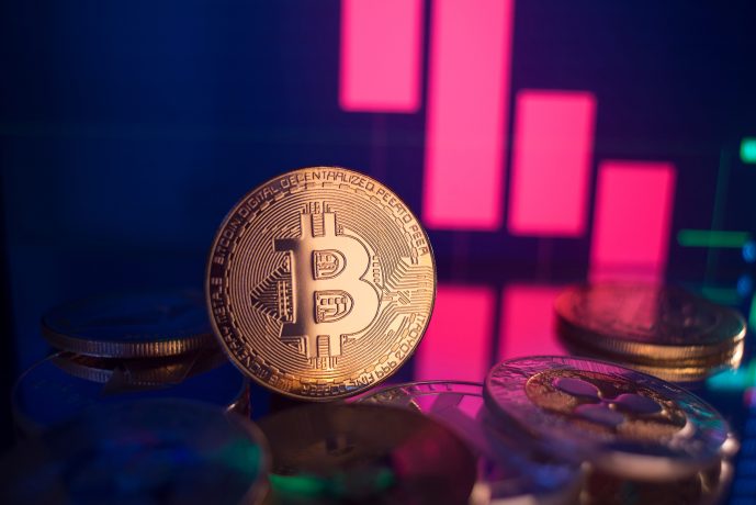 Eine Bitcoin-Münze vor einem Chart