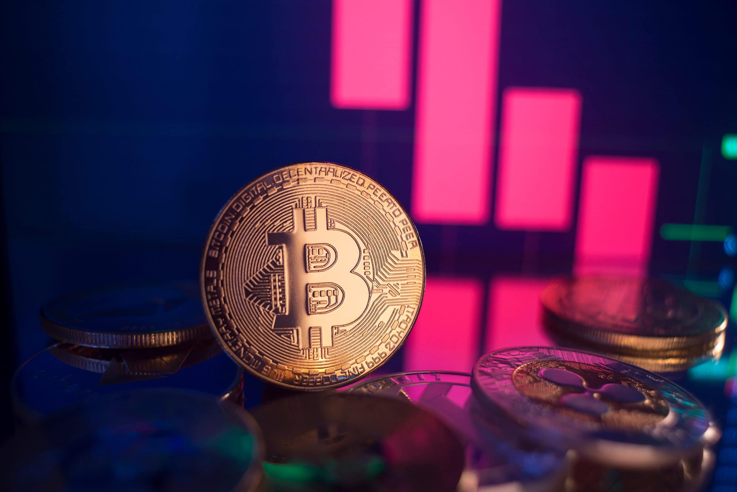 Eine Bitcoin-Münze vor einem Chart