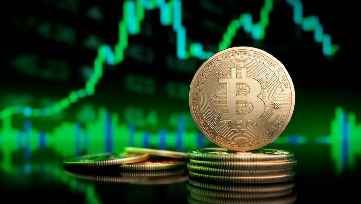 Bitcoin im Aufwind Bitcoin vor grünem Hintergrund