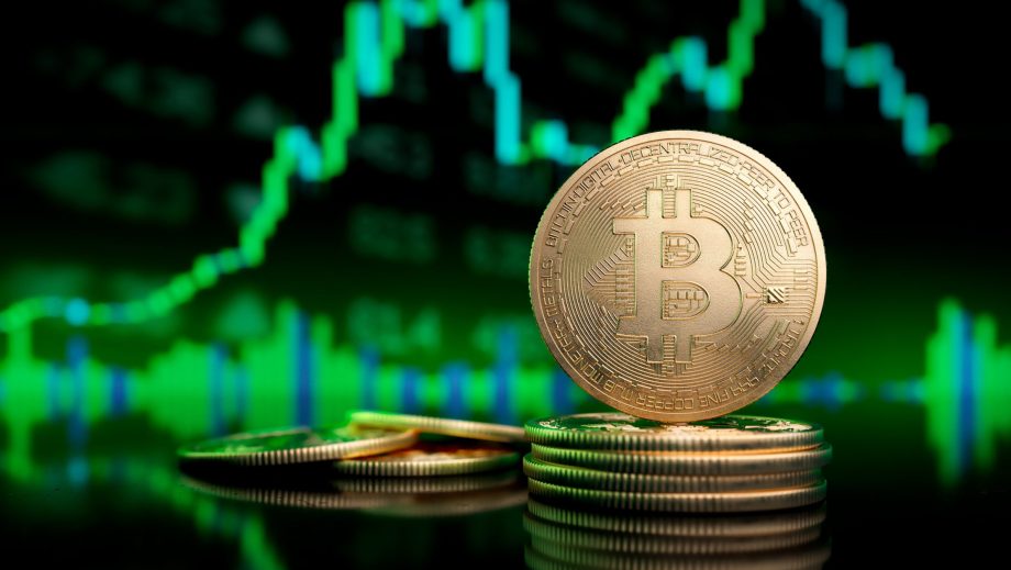 Bitcoin vor grünem Hintergrund