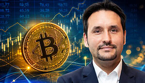 Dr. André Dragosch vor einer Bitcoin-Münze