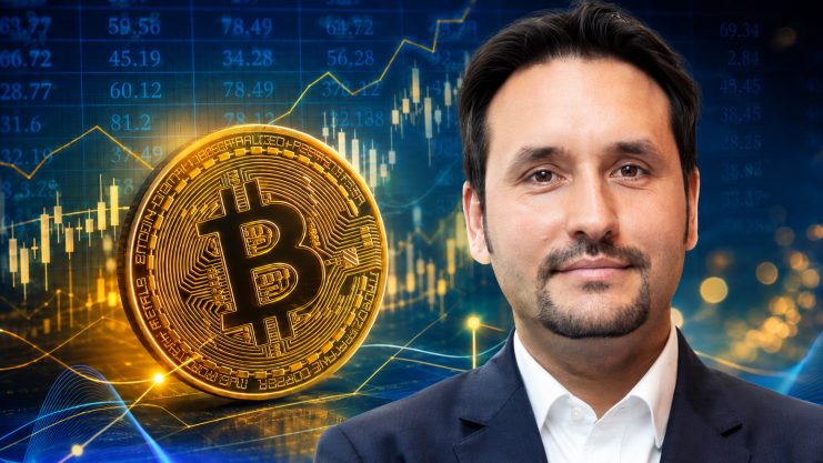 Dr. André Dragosch vor einer Bitcoin-Münze