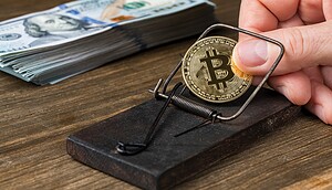 Das Bild zeigt eine Bitcoin-Münze in einer Mausefalle