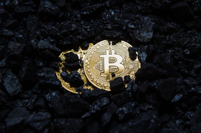 Bitcoin-Münzen in der Erde