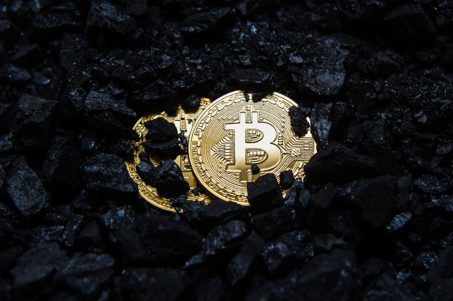 Bitcoin-Münzen in der Erde
