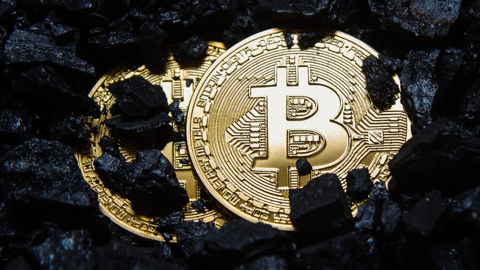 Bitcoin-Münzen in der Erde