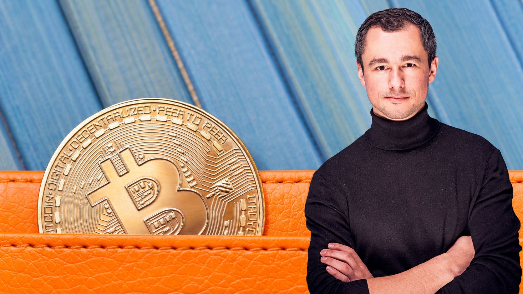 Man sieht eine Bitcoin-Münze aus einer orangen Geldbörse hinausragen. Daneben steht ein Mann mit schwarzem Rollkragenpullover.