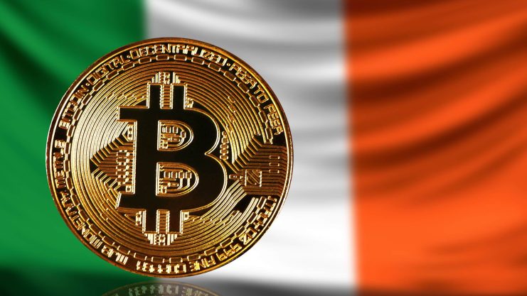 Das Bild zeigt eine Bitcoin-Münze und die irische Flagge