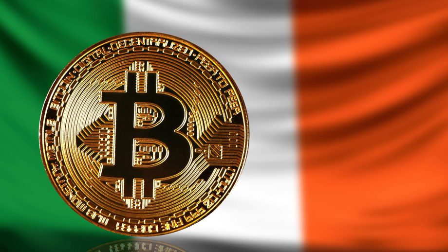 Das Bild zeigt eine Bitcoin-Münze und die irische Flagge