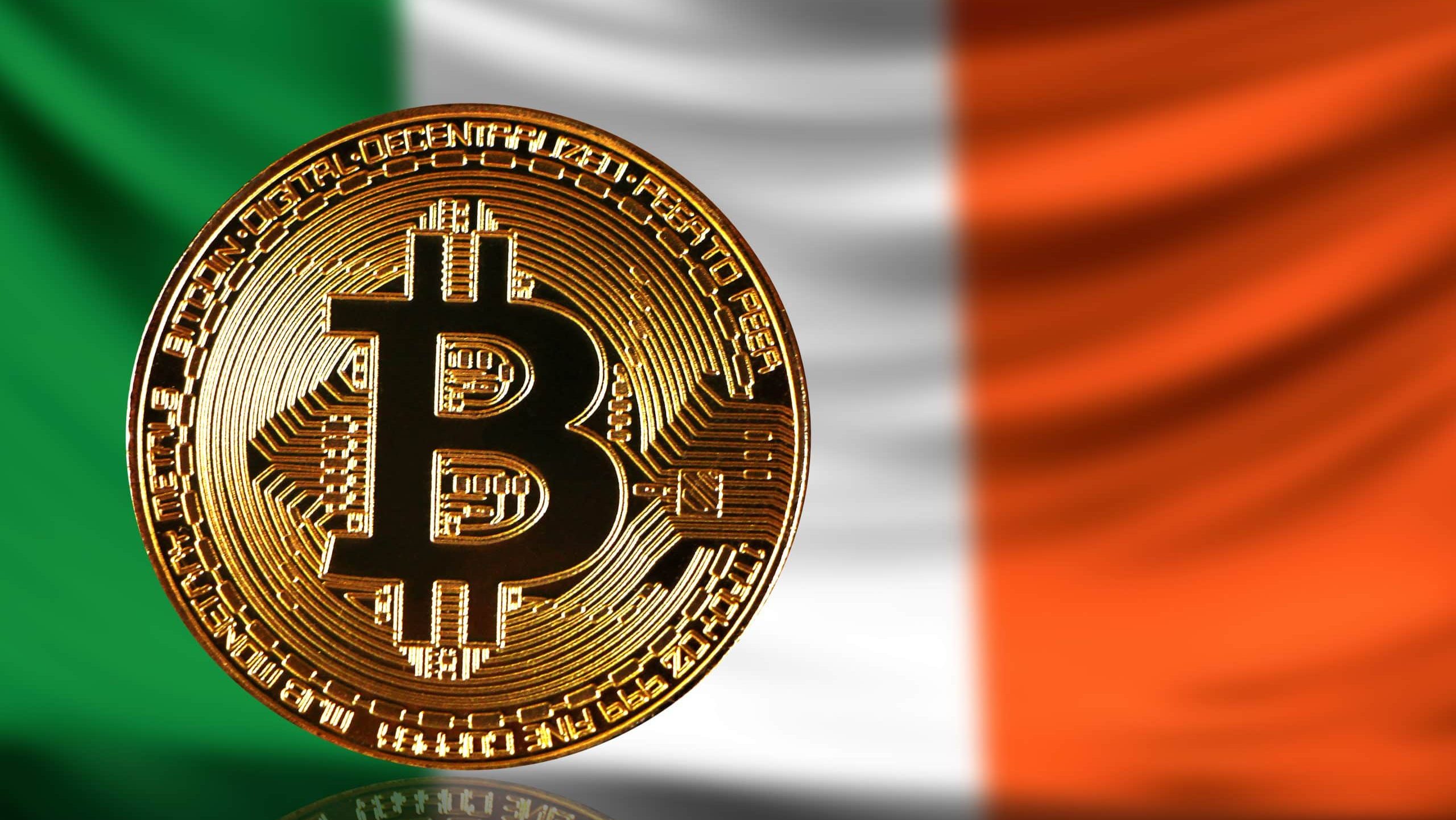 Das Bild zeigt eine Bitcoin-Münze und die irische Flagge