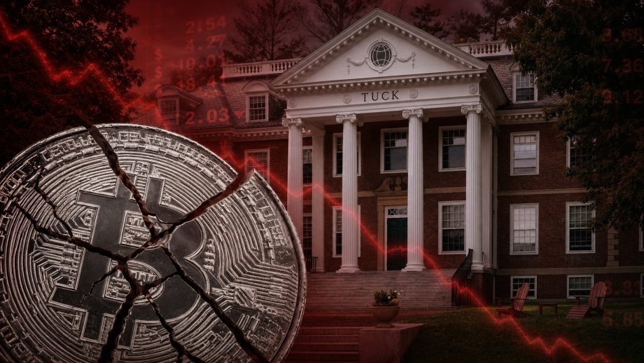 Bitcoin-Münze zerbrochen vor Dartmouth-Gebäude
