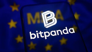 Das Logo von Bitpanda vor der EU-Flagge.