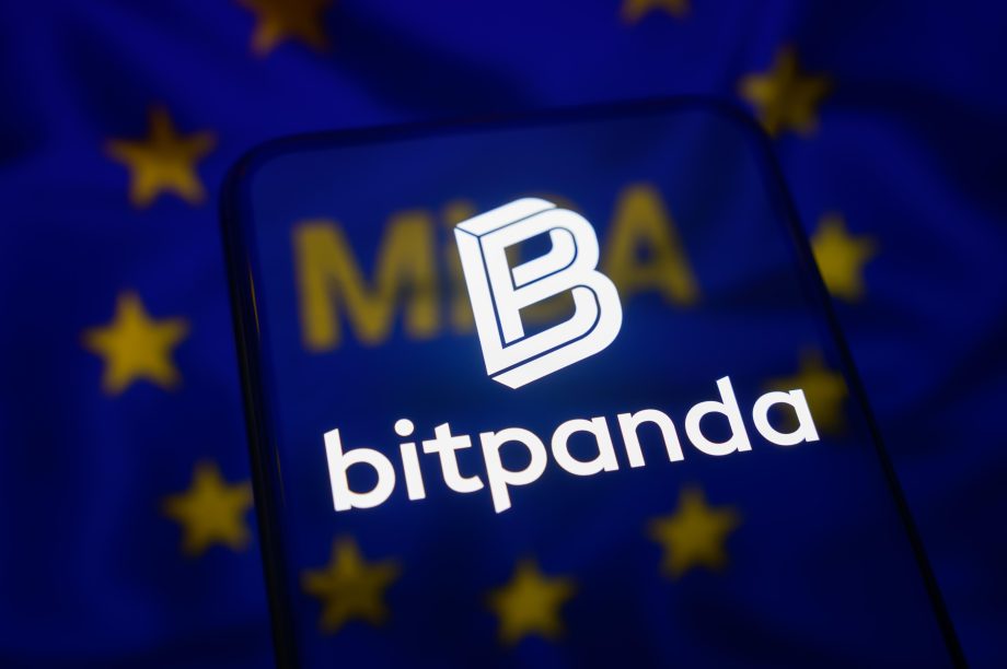 Das Logo von Bitpanda vor der EU-Flagge.