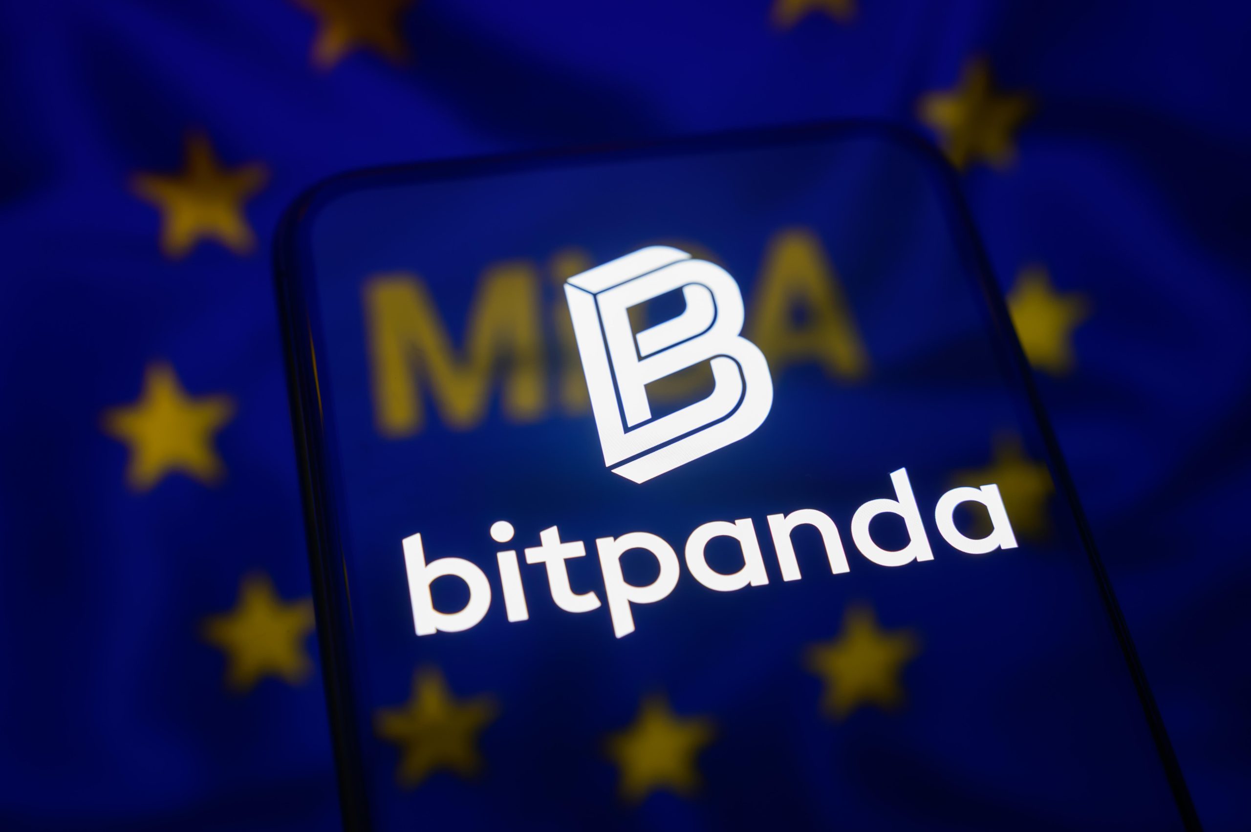 Das Logo von Bitpanda vor der EU-Flagge.