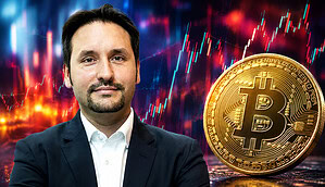 Dr. André Dragosch, im Hintergrund eine Bitcoin-Münze