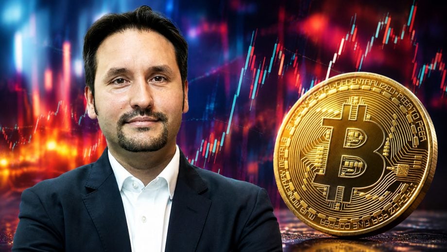 Dr. André Dragosch, im Hintergrund eine Bitcoin-Münze