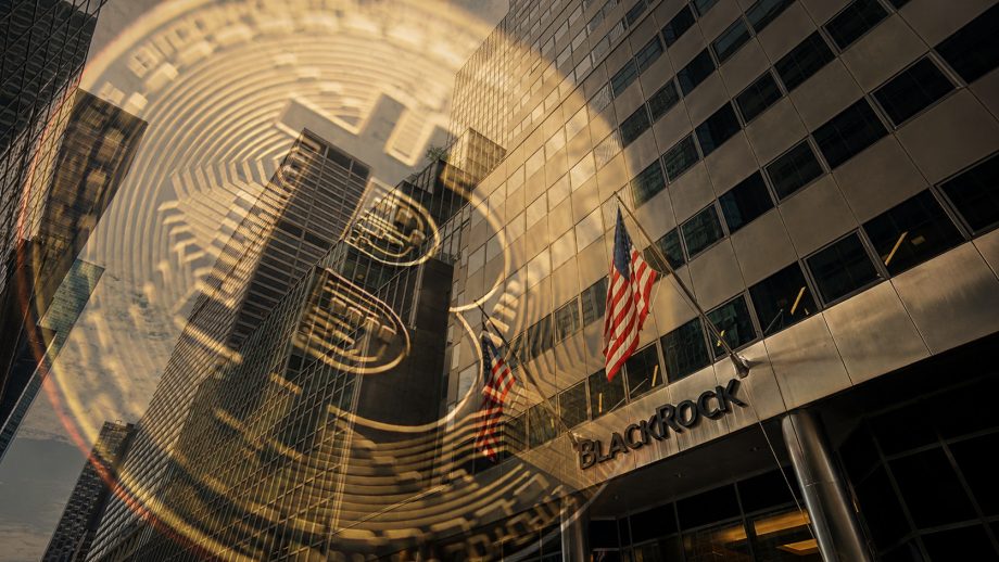 Eine transparente Bitcoin-Münze vor dem BlackRock-Hauptgebäude