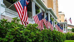 Das Bild zeigt amerikanische Flaggen