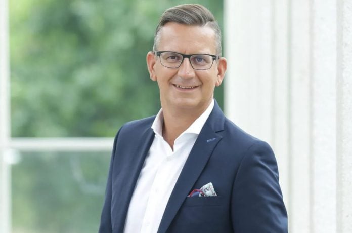 Das Bild zeigt Christian W. Röhl