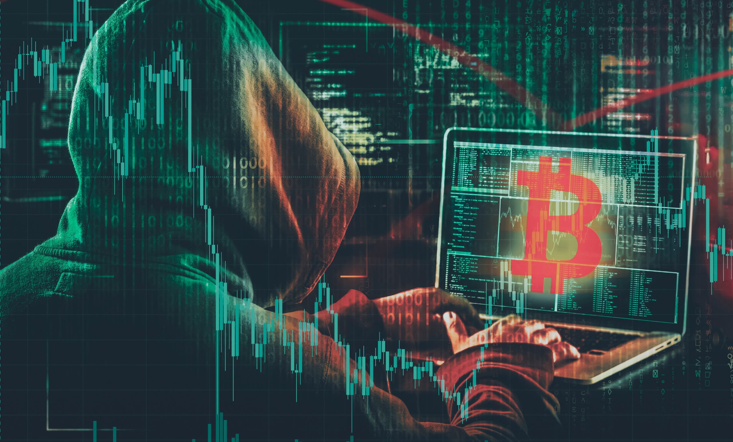 Symbolbild einer vermummten Person am Laptop vor Kursverläufen und einem Bitcoin-Symbol.