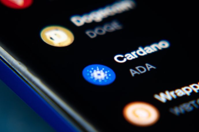 Ein Smartphone zeigt das Cardano-Logo