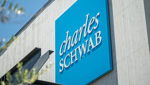 Logo von Charles Schwab auf einer Fassade.