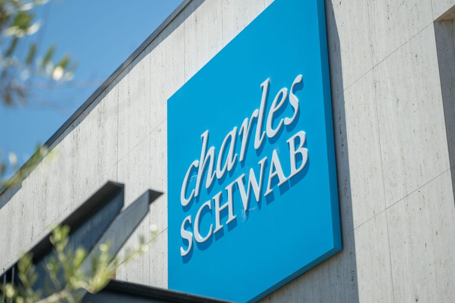 Logo von Charles Schwab auf einer Fassade.