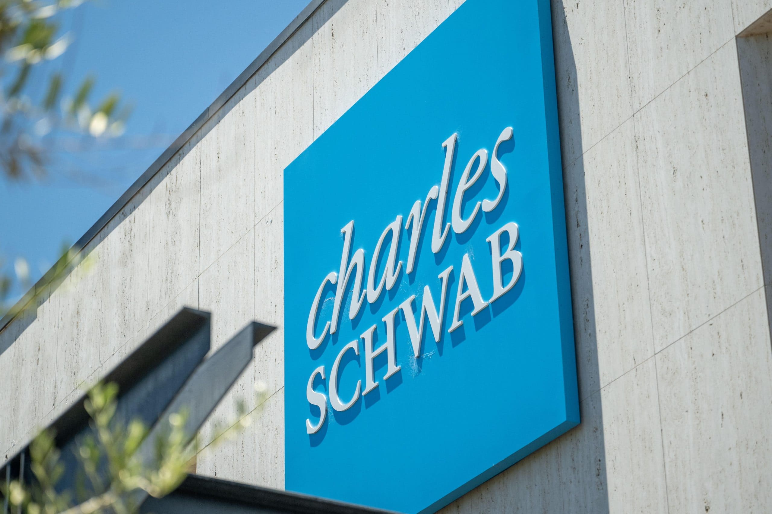 Logo von Charles Schwab auf einer Fassade.