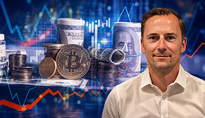 Man sieht einen Mann mit weißem Hemd rechtsbündig vor einem Hintergrund im Trading-Muster, mit Charts, Geldbündeln und Bitcoin-Münzen.