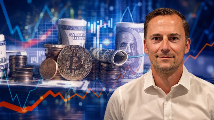 Man sieht einen Mann mit weißem Hemd rechtsbündig vor einem Hintergrund im Trading-Muster, mit Charts, Geldbündeln und Bitcoin-Münzen.