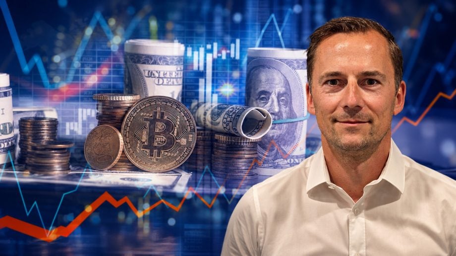 Man sieht einen Mann mit weißem Hemd rechtsbündig vor einem Hintergrund im Trading-Muster, mit Charts, Geldbündeln und Bitcoin-Münzen.