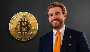 Das Bild zeigt Chris Seedor und eine Bitcoin-Münze