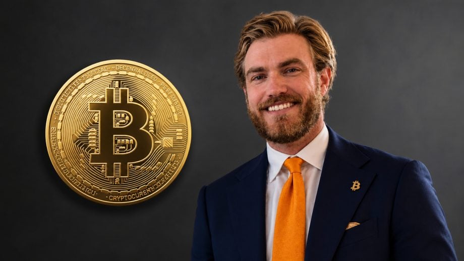 Das Bild zeigt Chris Seedor und eine Bitcoin-Münze