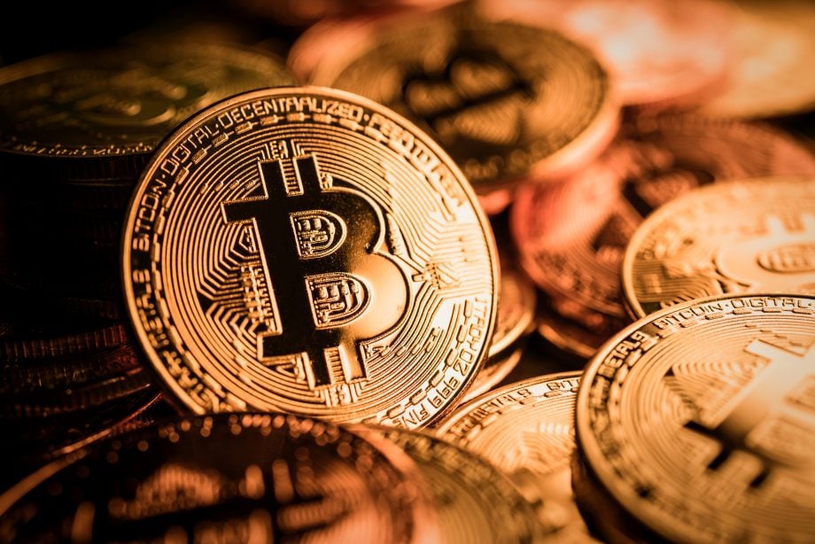 Das Bild zeigt eine Bitcoin-Münze