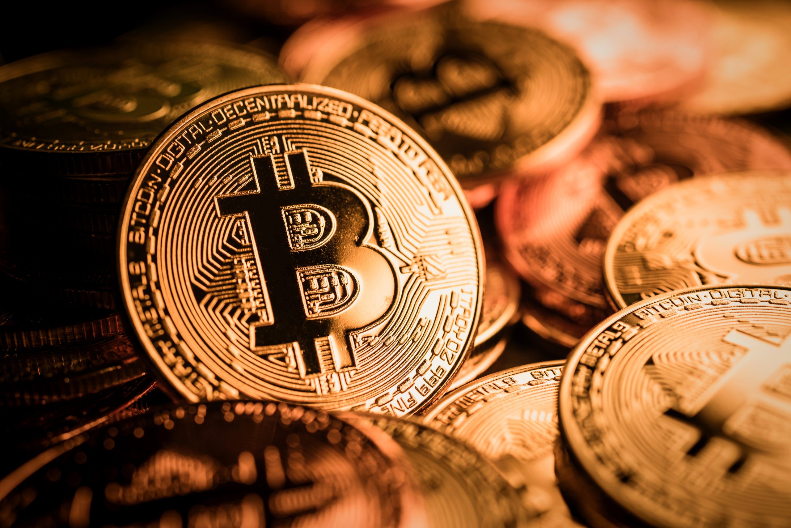 Das Bild zeigt eine Bitcoin-Münze