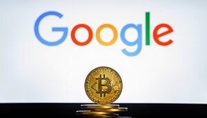 Das Bild zeigt eine Bitcoin-Münze und das Google-Logo