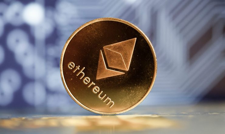 ethereum-etf-krypto-bitcoin-rallye Eine Ethereum-Münze in der Nahaufnahme.