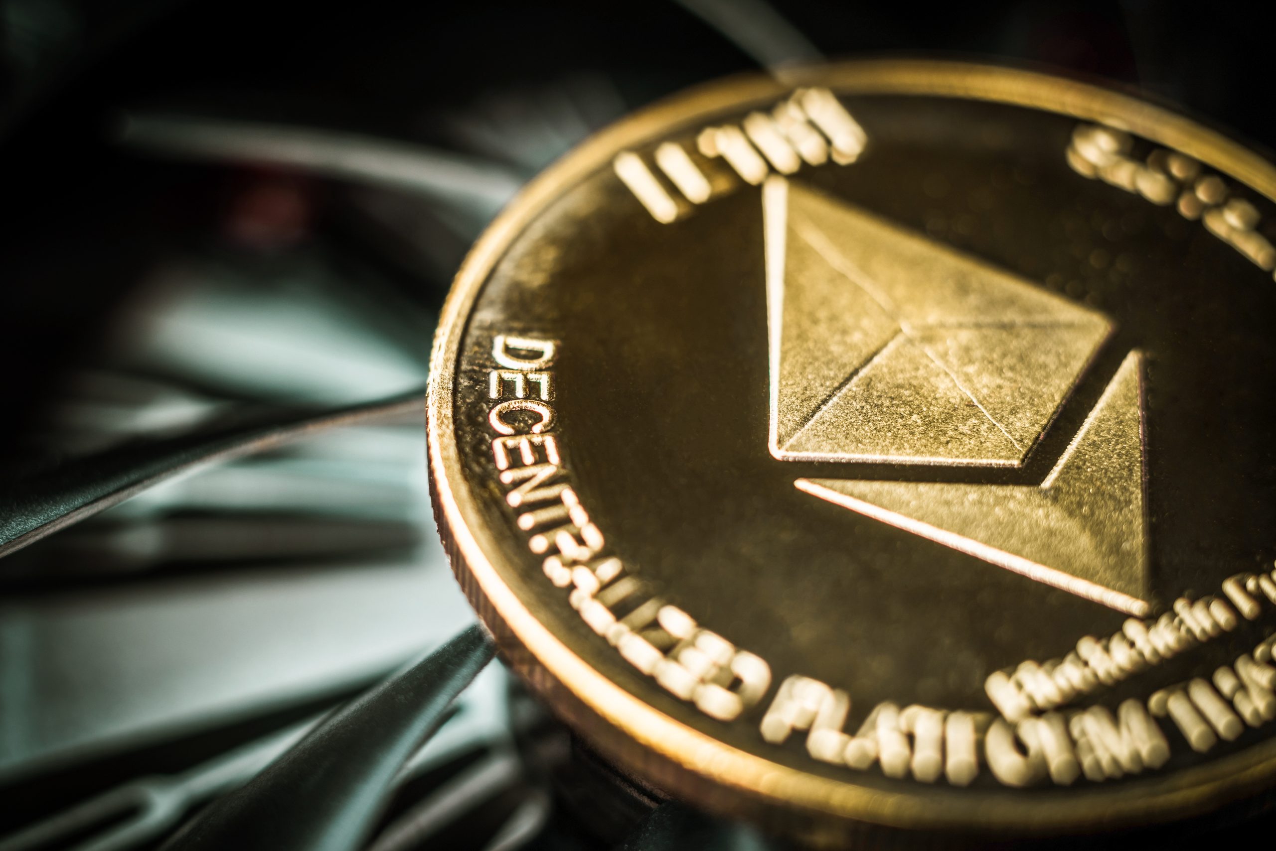 Eine Ethereum-Münze in der Nahaufnahme.
