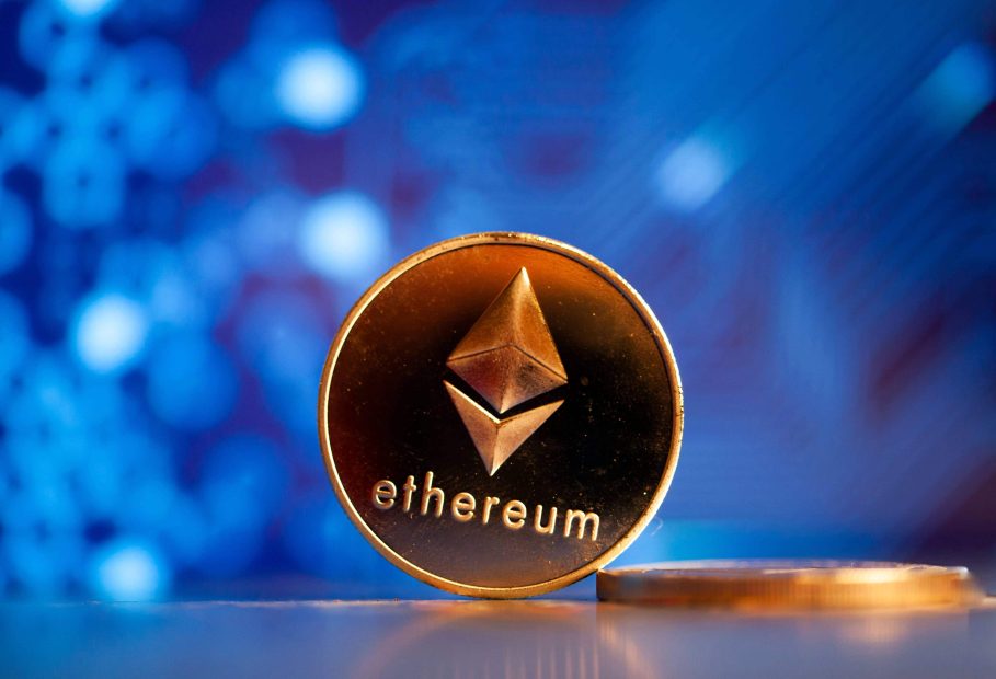 Eine Ethereum-Münze steht an einer Kante