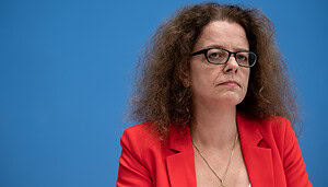 Das Bild zeigt Isabel Schnabel