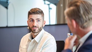 Junger Mann schaut in Kamera