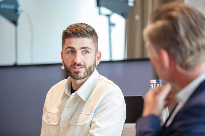Junger Mann schaut in Kamera